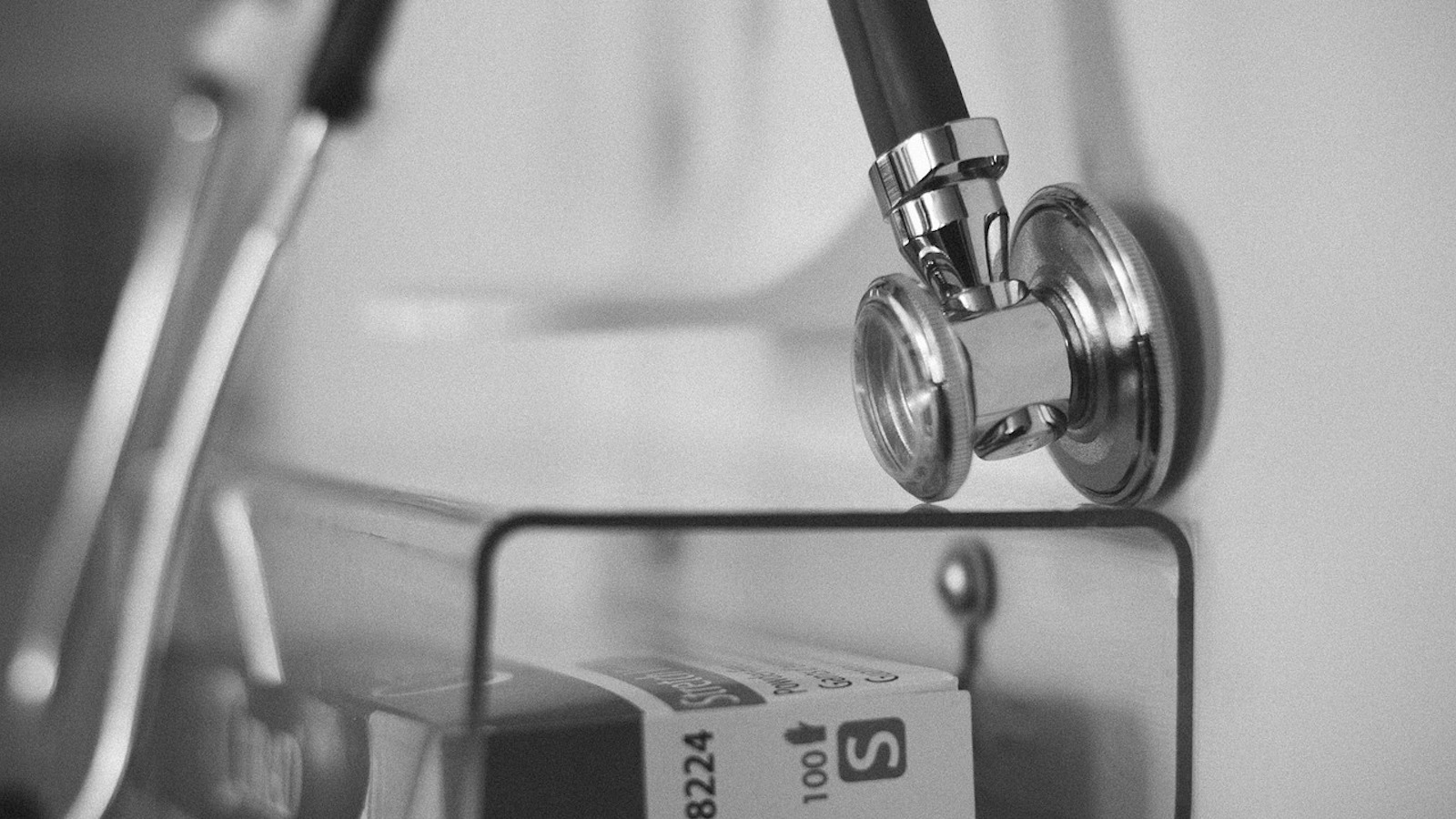 Black and white photo of a stethoscope