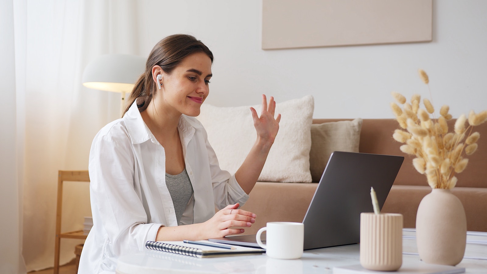 Person answering a video call on her computer